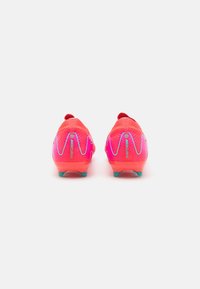 Cizme de fotbal roz aprins cu un material superior texturat, design curbat și accente turcoaz pe talpa exterioară. Prezintă branding-ul "MERCURIAL" la călcâi.
