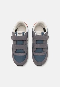 Saucony Jazz-sko i marineblå og grå. Har to grå borrelåser, tekstiloverdel og gummisåle. Minimalistisk design med hvite detaljer.