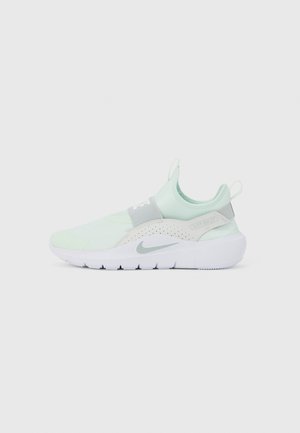 Baskets vert clair avec tige en mesh, semelle intermédiaire blanche et accents gris. Conçues sans lacets avec des sections perforées sur les côtés.