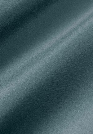 Λείο υφαντό σε τυρκουάζ χρώμα με λεπτή υφή, εμφανιζόμενο σε κοντινή λήψη, τονίζοντας απαλά διπλώματα και διακριτικές αντανακλάσεις φωτός.