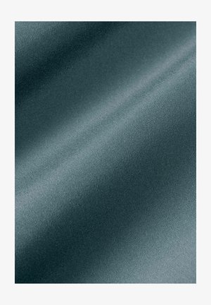 Λείο υφαντό σε τυρκουάζ χρώμα με λεπτή υφή, εμφανιζόμενο σε κοντινή λήψη, τονίζοντας απαλά διπλώματα και διακριτικές αντανακλάσεις φωτός.