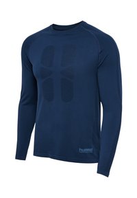 Navyblaues langärmeliges Sportshirt mit dezentem geometrischem Brustmuster und „hummel performance“-Logo an der unteren Vorderseite.