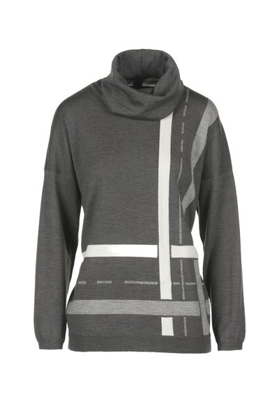 Grå pullovertröja med slokhals, med kontrasterande vita och ljusgrå geometriska mönster och mjuk stickad textur.