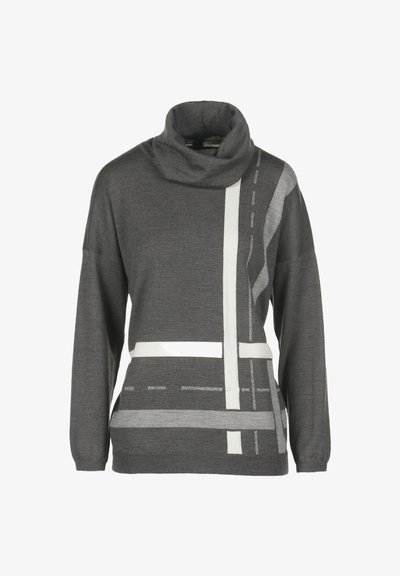 Grå pullovertröja med slokhals, med kontrasterande vita och ljusgrå geometriska mönster och mjuk stickad textur.