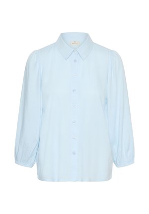 Svetlomodrá blúzka s dlhými rukávmi, zapínaním na gombíky vpredu, špicatým golierom a mierne nafúknutými ramenami.
