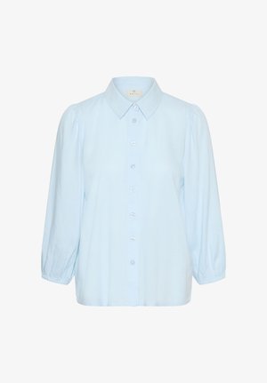 Világoskék hosszú ujjú blúz gombos elülső résszel, hegyes gallérral és enyhén fodros vállrésszel.