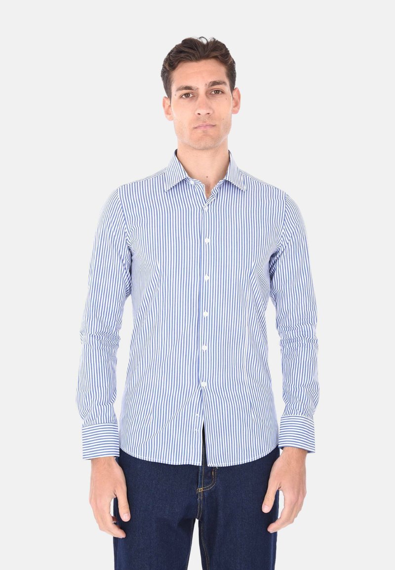 Camicia a maniche lunghe a righe blu e bianche con chiusura a bottoni, caratterizzata da un colletto classico e un design aderente. Realizzata in un tessuto liscio.