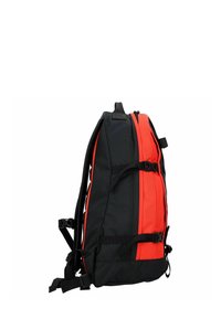 Mochila negra y roja con cierre de cremallera, correas ajustables y hebillas laterales. Presenta un tejido texturizado y una forma ergonómica y aerodinámica.