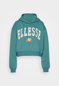 Felpa corta color teal con cappuccio regolabile, polsini a costine e il nome del marchio "ELLESSE" ricamato in bianco e giallo.