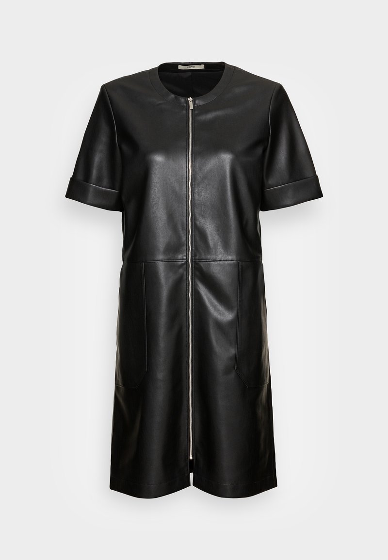 Vestido de cuero negro con mangas cortas, cuello redondeado, cremallera frontal y dos bolsillos laterales. Textura suave y diseño a la altura de la rodilla.