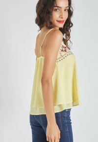 Outfitters Nation FLUIDA CON TIRANTES - Top - amarillo