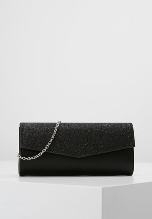 Sort rektangulær clutch-pung med glitrende klap og sølvfarvet kædetras, præsenteret på en hvid pedestal mod en grå baggrund.