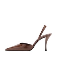 Décolleté in pelle verniciata marrone con punta affilata e tacco a stiletto. Presenta un tacco sottile e un design minimalista.