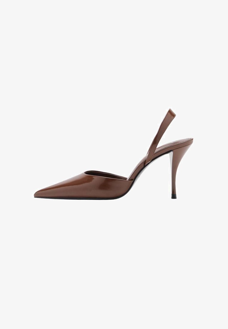 Décolleté in pelle verniciata marrone con punta affilata e tacco a stiletto. Presenta un tacco sottile e un design minimalista.
