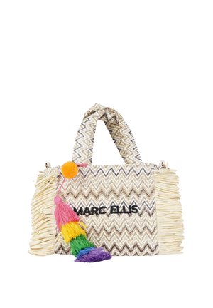 Borsa beige e bianca con motivo a zigzag, frange sui lati, testo "MARC ELLIS" e ciondolo colorato con nappina e pon pon attaccato al manico.