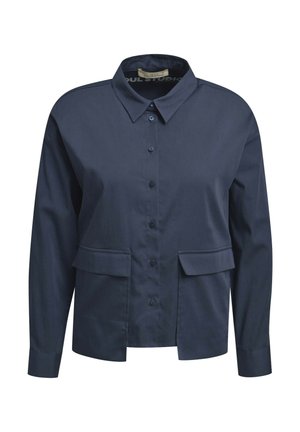 Marineblaues Langarm-Hemd mit Knopfleiste, spitzem Kragen und zwei vorderen Klappentaschen, dargestellt vor weißem Hintergrund.