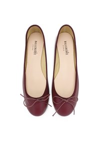 Ballerine in pelle bordeaux con punta arrotondata, bordo elasticizzato e un fiocco decorativo. Soletta beige morbida, finitura liscia.