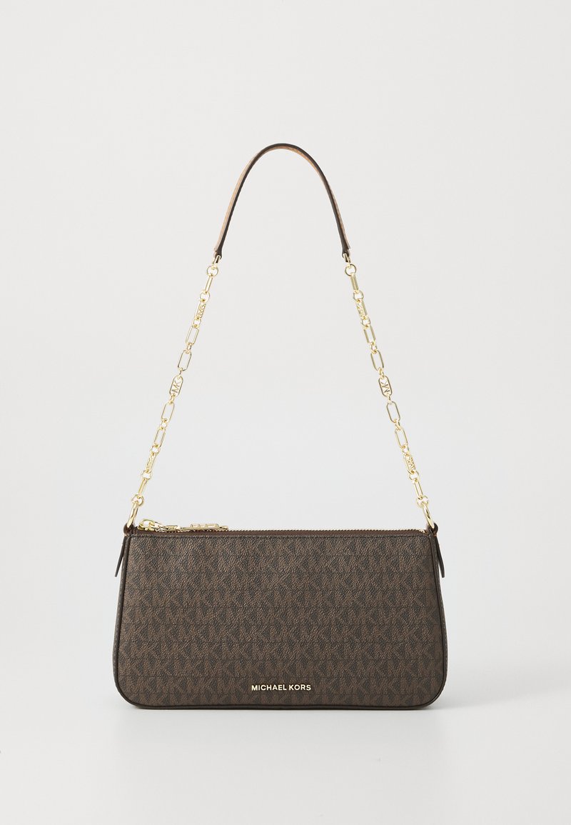 Bolso de cuero marrón con monograma, cadena dorada, cierre de cremallera y forma plana y rectangular. Presenta un logotipo grabado en la parte frontal.