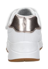 Weißer Sneaker mit einem metallisch roségoldenen Akzent an der Ferse. Verfügt über strukturierte Materialien, eine abgerundete Form und eine Gummisohle.