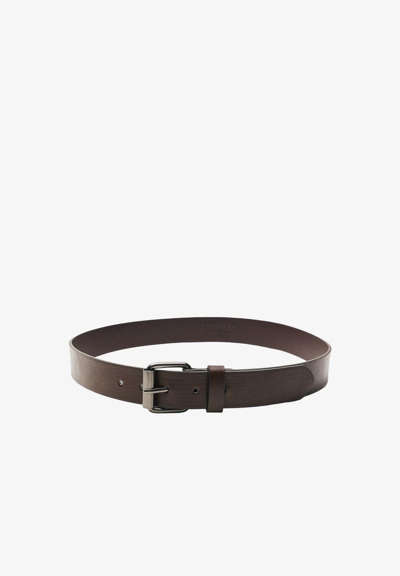 Ceinture en cuir marron foncé avec une boucle rectangulaire argentée, une passant et deux trous perforés, posée à plat sur un fond blanc.
