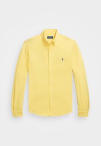 Żółta koszula z długim rękawem zapinana na guziki, wykonana z bawełny, z małym niebieskim logo na lewej kieszeni piersiowej oraz klasycznym krojem kołnierzyka.