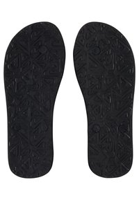 Mustat kumiset flip-flop-pohjat, joissa on teksturoitu geometrinen kuvio ja pyöreät kumiset tulpat kannoissa, esitettynä vierekkäin.
