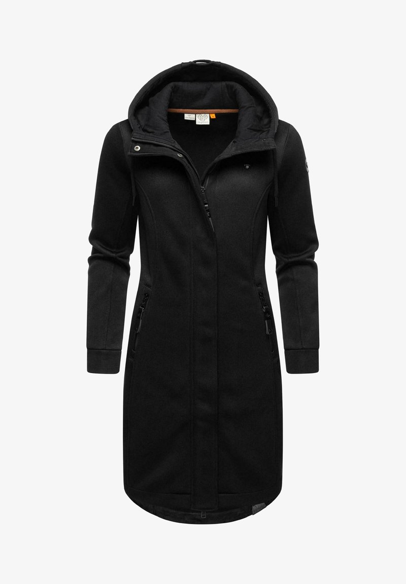 Lungo cappotto nero con cappuccio, realizzato in tessuto a coste. Presenta una chiusura frontale con zip e tasche, con una fodera interna liscia e polsini regolabili.