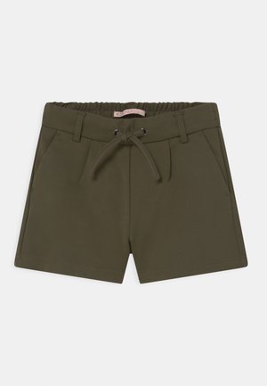 Børneshorts i olivengrøn med elastisk talje, snor til at binde, bæltestropper og sidelommer, lagt fladt på en hvid baggrund.