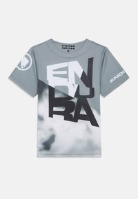 Grå t-shirt med kort ärm som har stort svart och vitt "ENDURA"-tryck, abstrakt mönster och "Limited Edition"-etikett vid halsringningen.