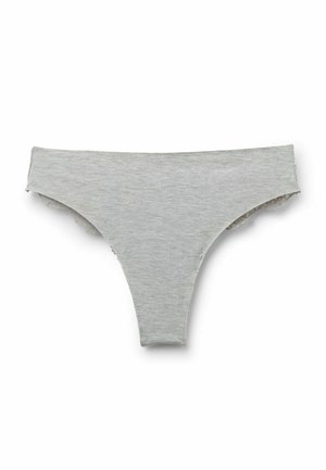 Jasnoszare bawełniane stringi z koronkową lamówką przy otworach na nogi na białym tle.