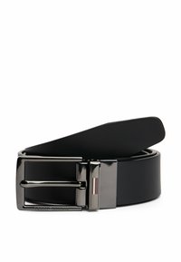 Cintura in pelle nera con una fibbia rettangolare lucida in argento. Presenta un logo in rilievo e un'accento a strisce sulla fibbia. Texture liscia.