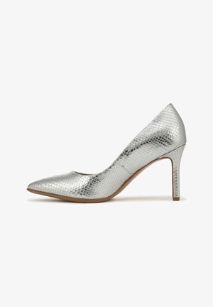 Pump argentato con tacco alto, caratterizzato da una trama texture a rettile, punta affusolata e tacco stiletto sottile. Parte superiore in pelle liscia e suola beige.