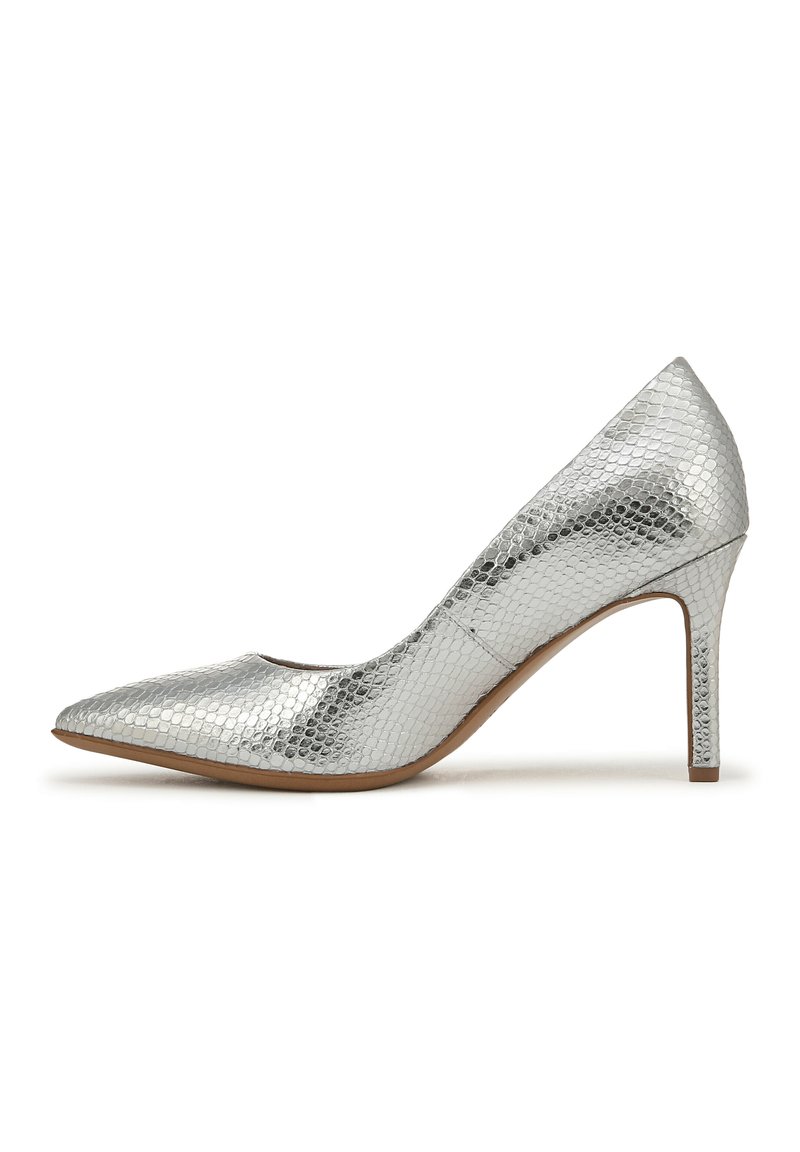 Pump argentato con tacco alto, caratterizzato da una trama texture a rettile, punta affusolata e tacco stiletto sottile. Parte superiore in pelle liscia e suola beige.