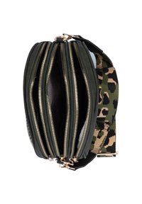 Mørkegrøn crossbody taske med fire hovedlynlåskompartments og en bred justerbar rem i camouflage-mønster.