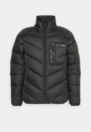 Schwarze Pufferjacke mit hohem Kragen, gestepptem Design, Frontreißverschluss und einer Brusttasche mit wasserdichtem Reißverschluss.