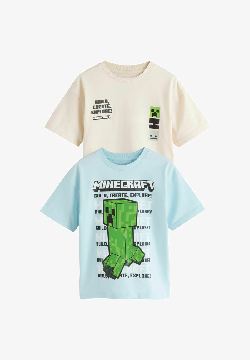 Deux t-shirts pour enfants sur le thème de Minecraft, l'un crème avec des visages pixélisés et du texte, l'autre bleu avec un grand Creeper vert et du texte répété.