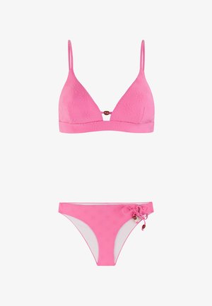 Roze bikini set met textuur, bestaande uit een driehoekig topje met dunne bandjes en een kraal in het midden, en bijpassende slips met zijstrikjes en kraalaccenten.