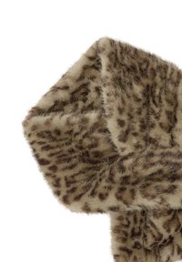 Sztuczny futrzany szalik w jasnobrązowym kolorze z ciemnymi, plamistymi wzorami. Miękka tekstura, prostokątny kształt z ostrymi końcami, cechujący się grubym, pluszowym wykończeniem.