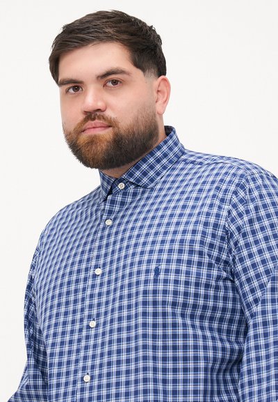 Μπλε πουκάμισο με καρό σχέδιο, φτιαγμένο από βαμβάκι, με κλασικό γιακά, μακριά μανίκια και μικρό κεντητό λογότυπο στο στήθος.