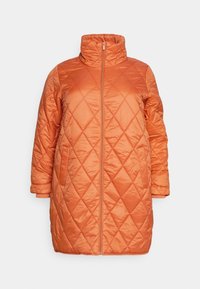 Giacca trapuntata arancione con colletto alto, zip frontale e tasche laterali; presenta una finitura lucida e un motivo geometrico a diamond.