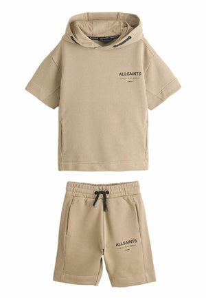 Conjunto de sudadera con capucha de manga corta beige y pantalones cortos a juego con cintura elástica, ambos con el logo negro de AllSaints y texto en japonés.