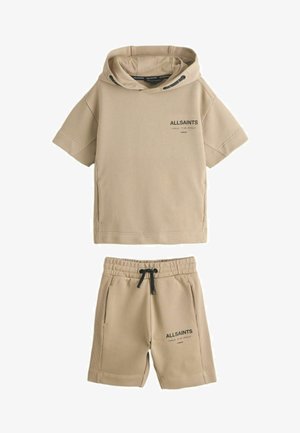Conjunto de sudadera con capucha de manga corta beige y pantalones cortos a juego con cintura elástica, ambos con el logo negro de AllSaints y texto en japonés.
