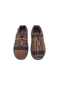 Barna kockás plüss papucsok puha béléssel és állítható fekete elasztikus fűzőkkel, felülnézetből, fehér háttér előtt.