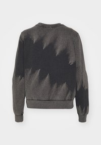 Felpa grigia con motivo tie-dye. Texture morbida, polsini e orlo a coste, scollatura rotonda e vestibilità rilassata. Nessun chiusura o decorazione.