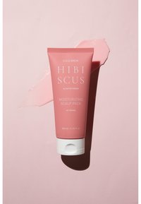 Rosa tub av HIBISKUS Fuktgivande Huvudbottenspack med honung, med vit text och flip-top lock, mot en ljusrosa bakgrund.