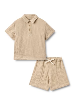 Beige Poloshirt mit kurzen Ärmeln und drei Knöpfen sowie passende Shorts mit Kordelzug aus strukturiertem, leichtem Stoff.
