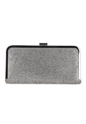 Pochette rettangolare argento ricoperta di piccoli strass con una cornice e chiusura a scatto in metallo nero e argento.