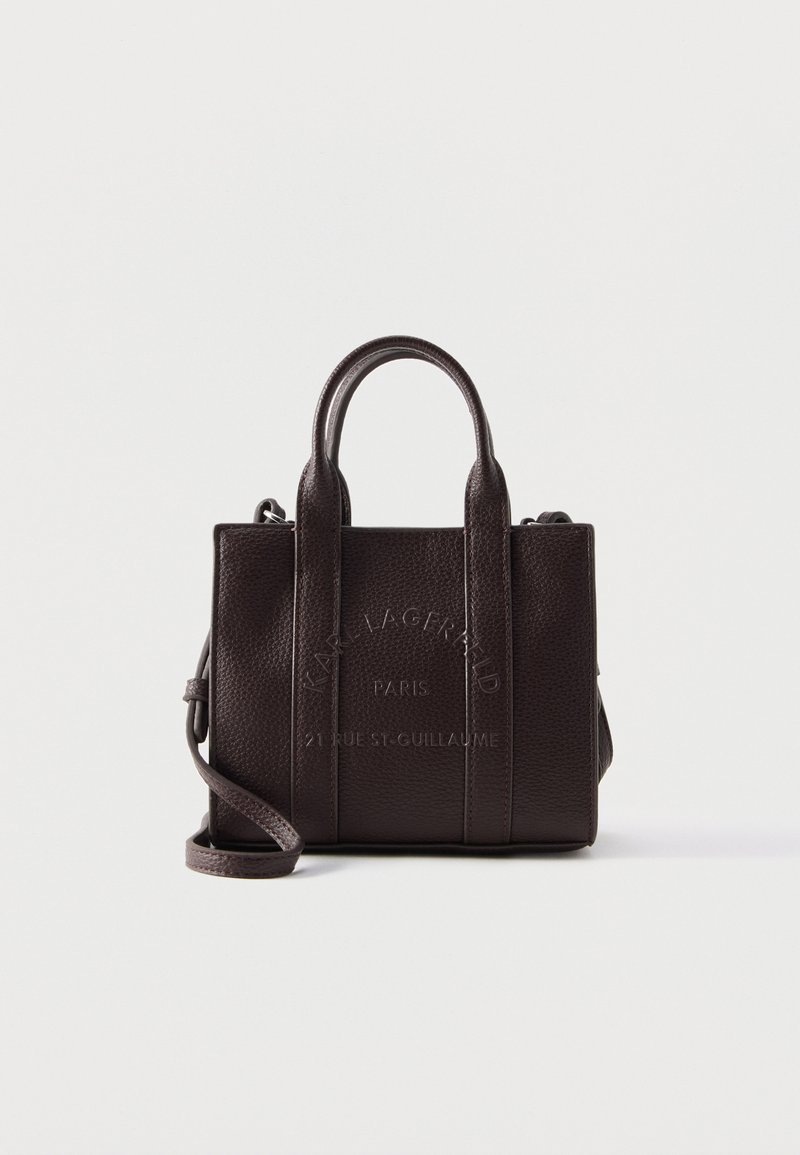 Donkerbruine textuurlederen handtas met twee handvatten, schouderriem en geperst "KARL LAGERFELD PARIS" logo aan de voorkant.