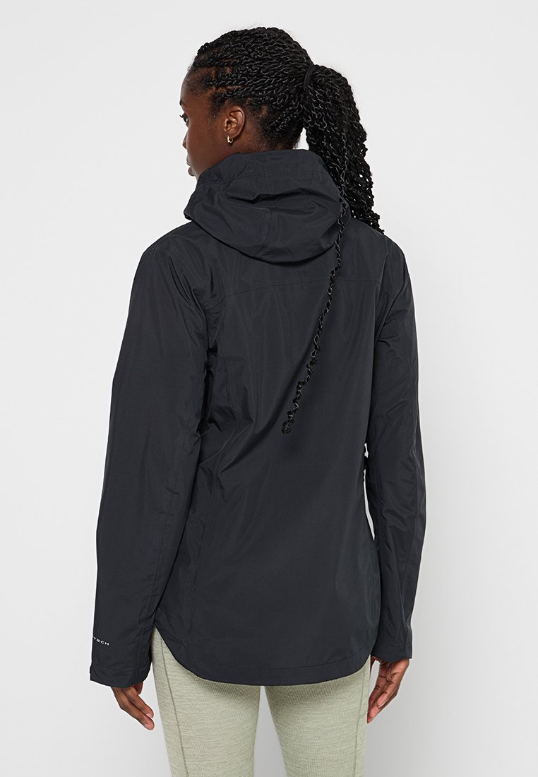 Veste noire imperméable avec capuche, manches longues et cordons de serrage réglables. Texture lisse, design minimaliste et ourlet légèrement arrondi.