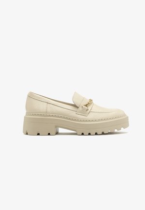 Beiger Lederloafer mit einer stabilen Sohle, versehen mit einer dekorativen goldenen Kette auf dem Fußteil und dezenten Nähten.